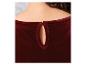 Le dos d'une robe en velours rouge foncé avec un bouton.