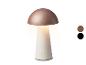 Lampe de table en forme de champignon avec un abat-jour marron et une base crème, avec un bouton marche/arrêt.