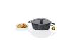 Une casserole noire avec un couvercle et une assiette de crevettes.