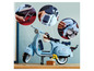 Un scooter Vespa LEGO avec des fleurs et une boîte.