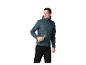 Homme en veste matelassée à capuche et pantalon noir, tenant une bouteille métallique.