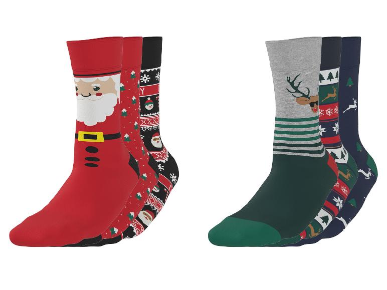Six paires de chaussettes de Noël avec des motifs de Père Noël, de rennes et de sapins.