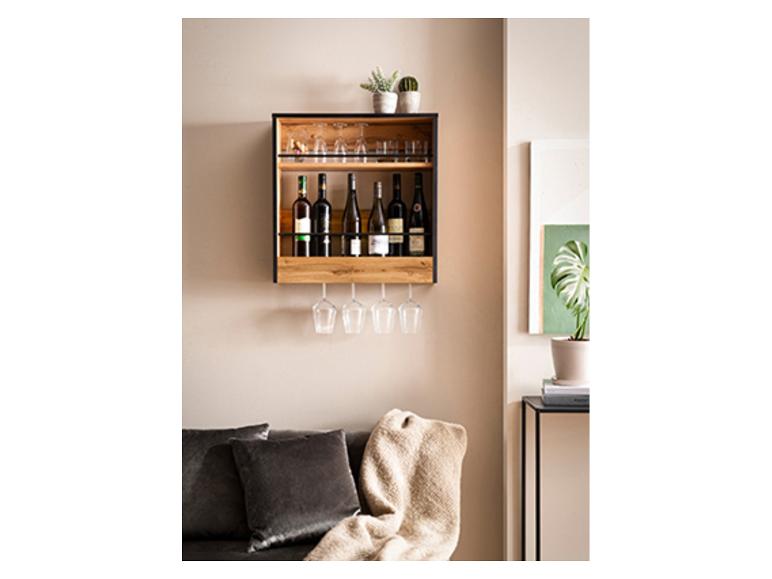 Étagère murale en bois et métal pour vins avec bouteilles, verres et plantes décoratives.