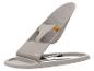 Transat bébé beige avec harnais de sécurité orange sur fond blanc