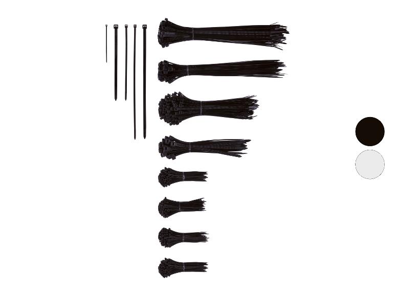 Serre-câbles noirs de différentes tailles et paquets, avec des échantillons de couleur noire et grise.