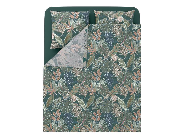 Parure de lit avec imprimé feuilles tropicales dans les tons verts et marrons.