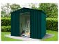 Abri de jardin métallique vert avec porte ouverte, pelle, échelle et une caisse de pommes.