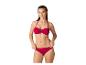 Femme en bikini côtelé rouge avec haut bandeau et culotte.