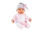 Poupée bébé en pyjama rose avec moutons et bonnet gris à pois avec un nœud rose.