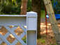 Une clôture en bois grise avec un motif de grille diagonal