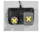 Chargeur de batterie noir avec deux batteries grises marquées d'un X jaune.