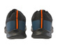Des baskets noires avec des accents orange.