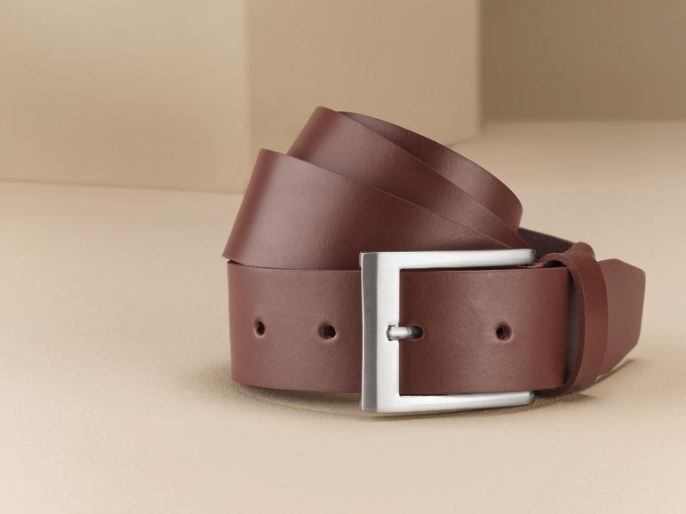 Une ceinture en cuir marron foncé avec une boucle argentée.