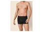 Homme torse nu portant un boxer noir