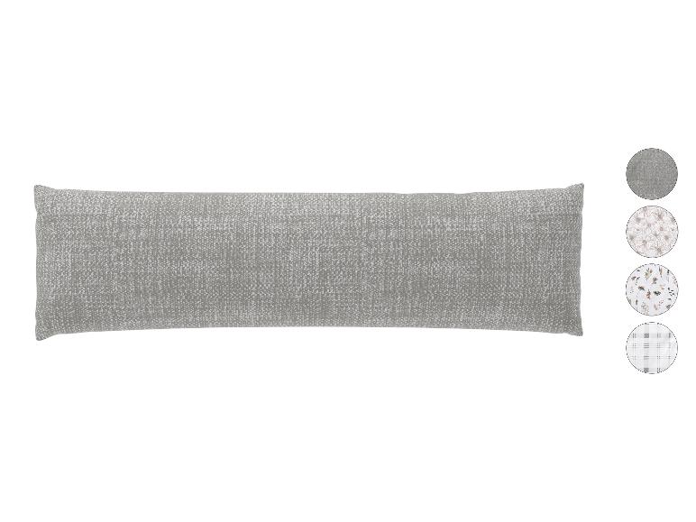 Long coussin gris avec quatre échantillons de tissu: uni, floral, botanique et à carreaux.