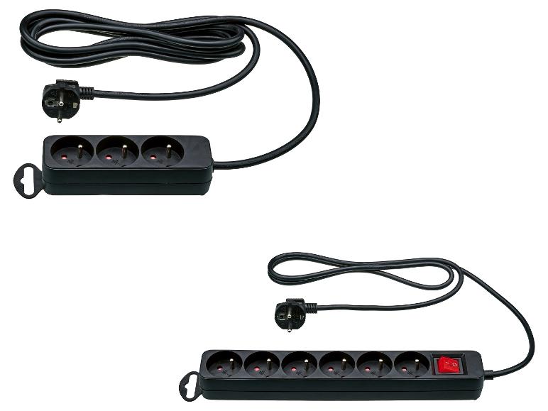 Deux multiprises noires avec plusieurs prises et un cordon d'alimentation avec fiche.
