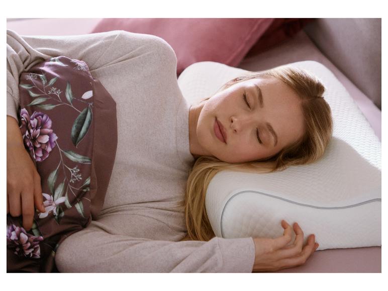 Femme endormie sur un oreiller de soutien cervical LIVARNO® Visko, 60 x 36 x 12/10 cm.