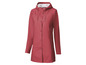 Un imperméable rose à capuche.