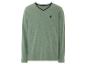 Un t-shirt à manches longues vert avec un col en V et un petit logo.