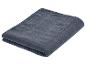 Couverture matelassée bleu foncé en tissu doux.