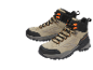 Paire de chaussures de randonnée beiges avec accents orange et semelles noires