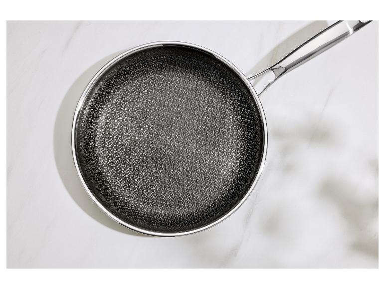 Poêle à frire avec motif nid d'abeille sur une surface en marbre blanc