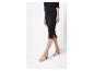 Modèle féminin : jupe crayon noire et mules blanches à talons.