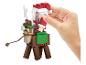Une figurine Minecraft du Père Noël sur un renne, tenue par une main.