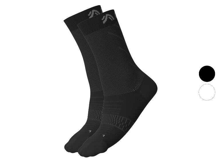 Une paire de chaussettes de sport noires avec des détails gris et un logo sur le dessus.