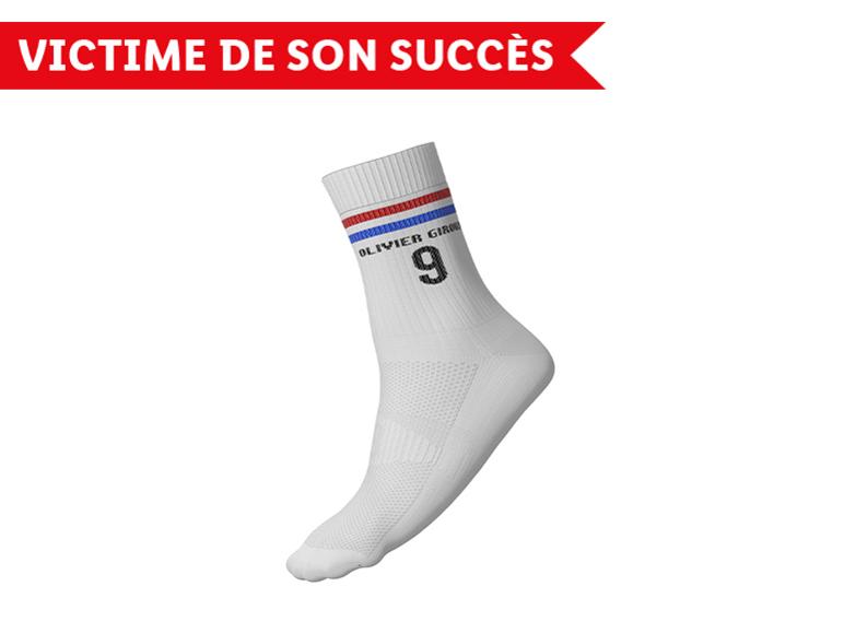 Chaussette de sport blanche avec des rayures bleues et rouges, le nom 'OLIVIER GIROUD' et le numéro '9'.
