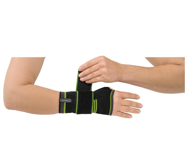 Un homme ajuste un bandage de poignet Sensipast.