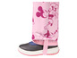 Veste d'hiver rose avec Mickey Mouse et chaussures noires.