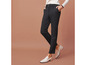 Pantalon noir avec des mocassins blancs.