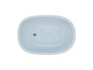 Une baignoire bleue pour bébé avec un thème marin.