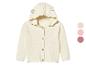 Pull en tricot blanc à capuche pour bébé.