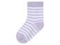 Une chaussette rayée blanche et violette.