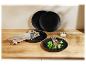 Élégantes assiettes noires avec couverts et un plat d'agneau.