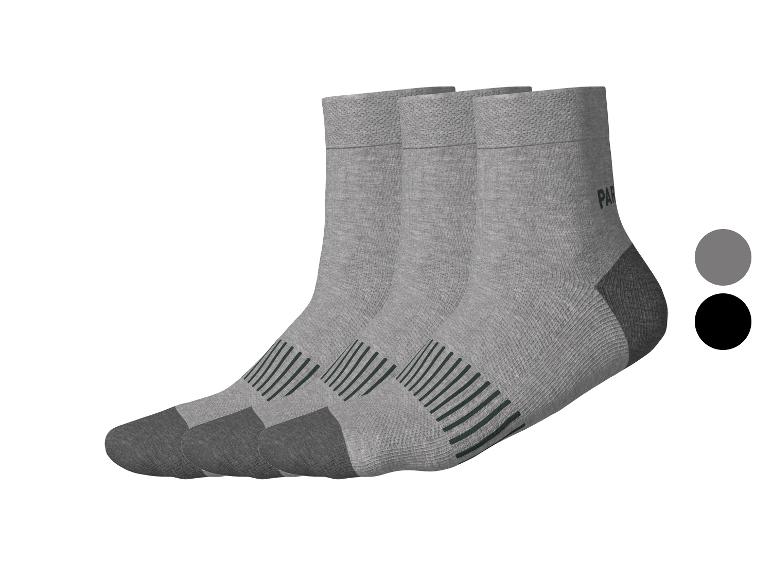 Trois paires de chaussettes grises courtes avec des pointes et talons gris foncé et des rayures vertes.