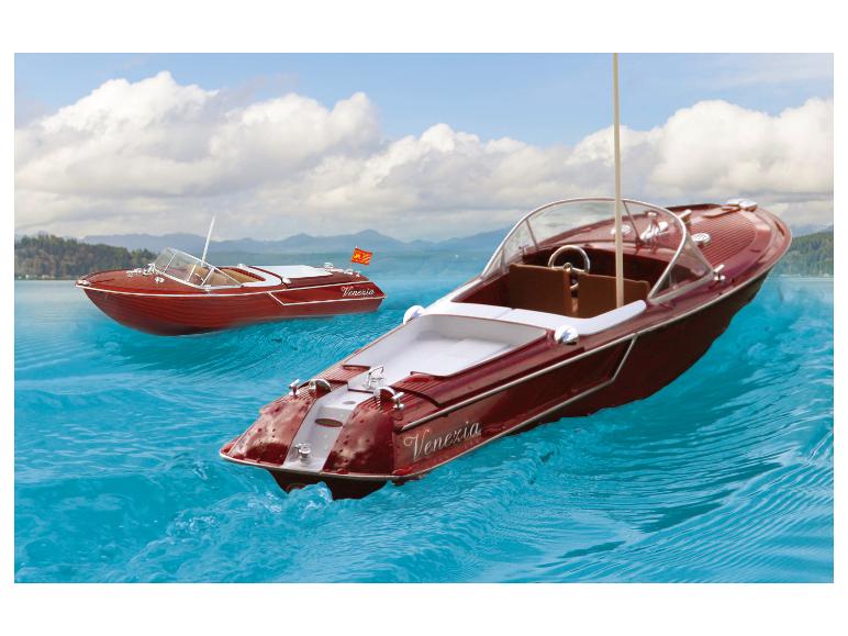 Deux modèles de bateaux rouges Venezia sur l'eau.