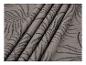 Tissu gris avec un motif de feuilles ou de plumes noires et ondulées