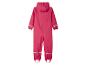 Une combinaison de pluie rose à capuche pour enfants.