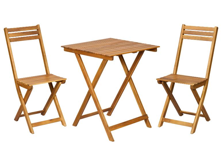 Table pliante en bois et deux chaises pour l'extérieur.