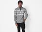 Homme portant un pull gris à motif d'hiver et un jean noir.