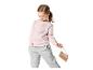 Petite fille en sweat rose à motifs ballerines et pantalon de jogging gris, tenant un sac en bois.