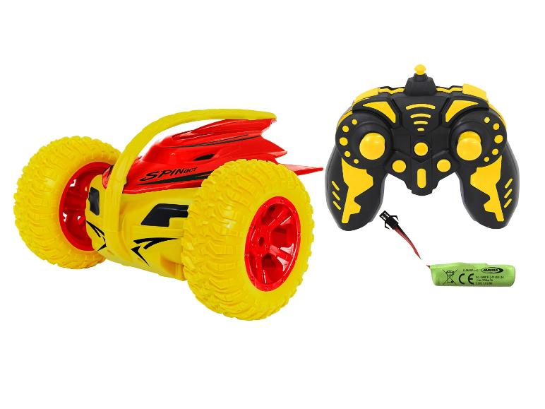 Une voiture télécommandée rouge et jaune avec une manette noire.