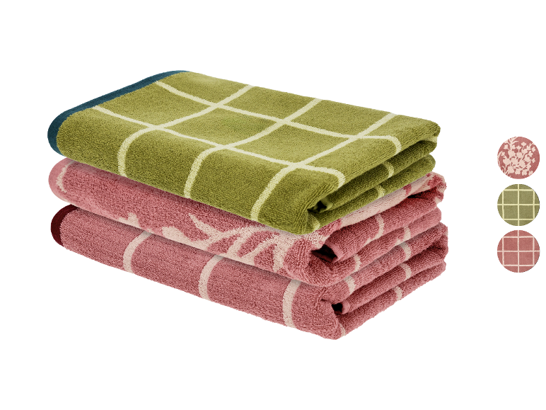 Pile de trois serviettes à motifs verts et roses, avec des échantillons de leurs designs.