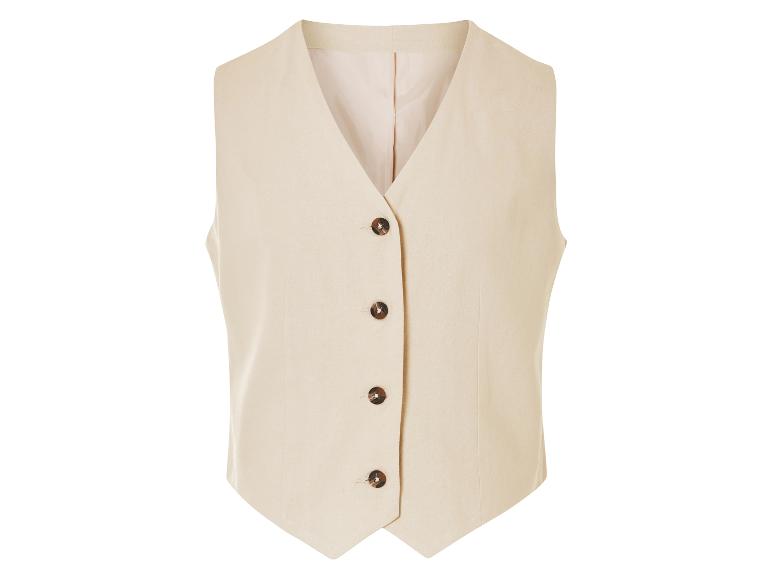 Gilet beige cintré, boutons foncés.