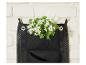 Un sac mural noir avec des fleurs blanches, idéal pour la culture de plantes