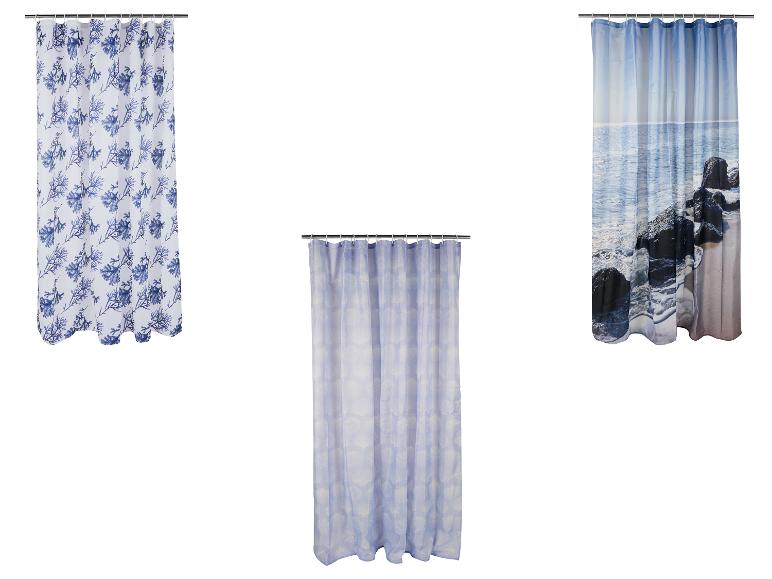 Trois rideaux de douche : un corail bleu, un coquillage bleu et un paysage marin.