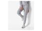 Jogging gris et baskets blanches : tenue sportswear décontractée.
